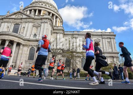 Londra, Regno Unito. 3rd Apr 2022. I corridori prendono parte alla Mezza Maratona dei punti di riferimento di Londra attraverso Westminster e la città. Credit: Matthew Chattle/Alamy Live News Foto Stock