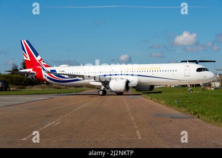 London Southend Airport, Essex, Regno Unito. 3rd Apr 2022. Il secondo dei due aerei di linea Airbus A321NEO è stato introdotto nel sistema di colori Union Flag per i voli VIP da parte di personale governativo e royalty. Dopo un grande RAF Airbus A330 Voyager jet, soprannominato Boris Force One, è stato trasformato per viaggi a lungo raggio due Titan Airways A321NEO jet hanno seguito per voli più brevi. Questo secondo dei due, registrazione G-GBNI, è stato dipinto a Southend e partì alla sua base all'aeroporto di Stansted questa mattina pronto per il servizio. Sarà gestito da Titan Airways secondo necessità. Visto essere spinto indietro da hangar Foto Stock