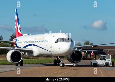 London Southend Airport, Essex, Regno Unito. 3rd Apr 2022. Il secondo dei due aerei di linea Airbus A321NEO è stato introdotto nel sistema di colori Union Flag per i voli VIP da parte di personale governativo e royalty. Dopo un grande RAF Airbus A330 Voyager jet, soprannominato Boris Force One, è stato trasformato per viaggi a lungo raggio due Titan Airways A321NEO jet hanno seguito per voli più brevi. Questo secondo dei due, registrazione G-GBNI, è stato dipinto a Southend e partì alla sua base all'aeroporto di Stansted questa mattina pronto per il servizio. Sarà gestito da Titan Airways secondo necessità. Tirare l'aereo che spinge fuori dall'hangar Foto Stock