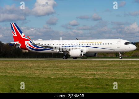 London Southend Airport, Essex, Regno Unito. 3rd Apr 2022. Il secondo dei due aerei di linea Airbus A321NEO è stato introdotto nel sistema di colori Union Flag per i voli VIP da parte di personale governativo e royalty. Dopo un grande RAF Airbus A330 Voyager jet, soprannominato Boris Force One, è stato trasformato per viaggi a lungo raggio due Titan Airways A321NEO jet hanno seguito per voli più brevi. Questo secondo dei due, registrazione G-GBNI, è stato dipinto a Southend e partì alla sua base all'aeroporto di Stansted questa mattina pronto per il servizio. Sarà gestito da Titan Airways secondo necessità. Visto sulla pista per la partenza Foto Stock