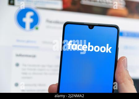 Wroclaw, Polonia - Apr 01, 2022: Logo Facebook sullo schermo. Facebook è il servizio di social media più diffuso Foto Stock