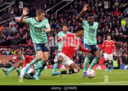 Marcus Rashford di Manchester United è affrontato da Timothy Castagne di Leicester City nella zona di rigore durante la partita della Premier League a Old Trafford, Greater Manchester, UK. Data foto: Sabato 2 aprile 2022. Il credito fotografico dovrebbe leggere: Anthony Devlin Foto Stock