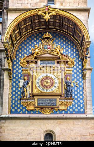 Parigi, Francia - 17th aprile 2015: La torre dell'orologio (Tour de l'Horloge) a la Conciergerie. Primo orologio pubblico in Francia installato intorno al 1350-137 Foto Stock
