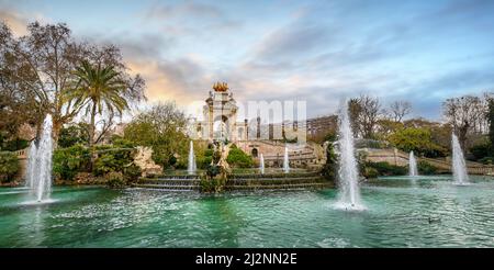 Cascada del Parc de la Ciutadella a Barcellona, Spagna. Fontana e monumento con un arco e la statua centrale di Venere in un parco del 19th secolo Foto Stock