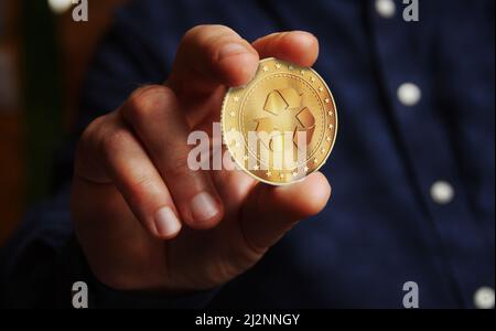 Riciclaggio, ecologia, e-rifiuti e circolazione di denaro moneta d'oro in mano astratto concetto 3D illustrazione Foto Stock