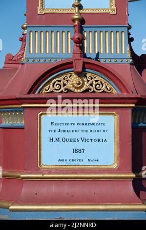 La colorata torre dell'orologio di Weymouth sull'Esplanade-Promenade di Weymouth dedicata alle celebrazioni del Giubileo della Regina Vittoria nel 1887 Foto Stock