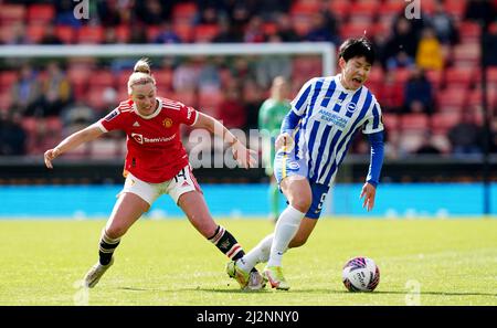 Jackie Groenen (a sinistra) del Manchester United e Lee Geum-min di Brighton e Hove Albion combattono per la palla durante la partita della Barclays fa Women's Super League al Leigh Sports Village di Manchester. Data foto: Domenica 3 aprile 2022. Foto Stock