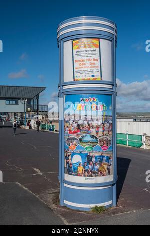 Scene colorate sulla passeggiata Esplanade di Weymouth che si affaccia sulla Baia di Weymouth Foto Stock