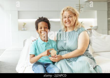 Madre amorevole e suo figlio divertirsi a casa nuova Foto Stock