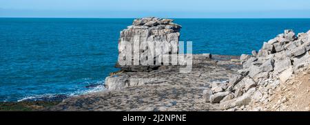 Portland Bill Famous Pulpit Rock si trova vicino a Portlands famoso faro alto 43meters sull'isola di Portland, vicino alla località costiera di Weymouth Foto Stock