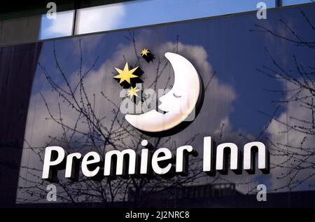 Logo Premier Inn prima della partita della Premier League al London Stadium, Londra. Data foto: Domenica 3 aprile 2022. Foto Stock