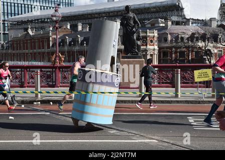 Londra, Regno Unito. 3rd Apr 2022. I corridori prendono parte alla Mezza Maratona dei punti di riferimento di Londra attraverso Westminster e la città. Credit: Matthew Chattle/Alamy Live News Foto Stock