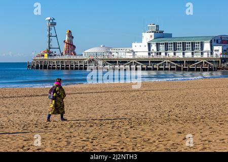 Bournemouth, Dorset Regno Unito. 3rd aprile 2022. Tempo britannico: Soleggiato con cieli blu sulla spiaggia di Bournemouth dopo un freddo inizio di giornata, mentre i visitatori si dirigono verso il mare per godersi il sole. Credit: Carolyn Jenkins/Alamy Live News Foto Stock