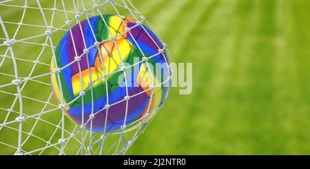 Sfera di calcio di colore arcobaleno nella rete di obiettivo, sfondo campo di erba sfocata, vista ravvicinata. LGBT colori palla, gay calcio evento sportivo, spazio copia. 3d rendering Foto Stock