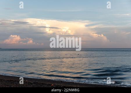 Panorami della spiaggia e dell'oceano all'alba. Amed, Karangasem Regency, Bali, Indonesia. Foto Stock