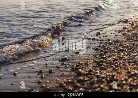 Panorami della spiaggia e dell'oceano all'alba. Amed, Karangasem Regency, Bali, Indonesia. Foto Stock