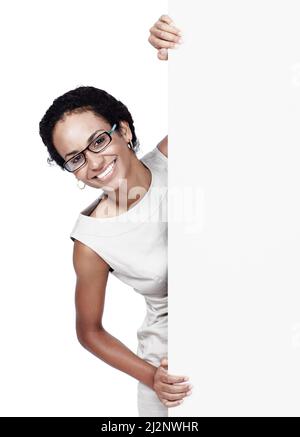 La shes ha ottenuto un sorriso vincente. Studio girato di una donna sicura che si posa su uno sfondo bianco. Foto Stock