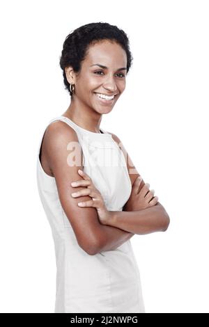 La shes ha ottenuto un sorriso vincente. Studio girato di una donna sicura che si posa su uno sfondo bianco. Foto Stock