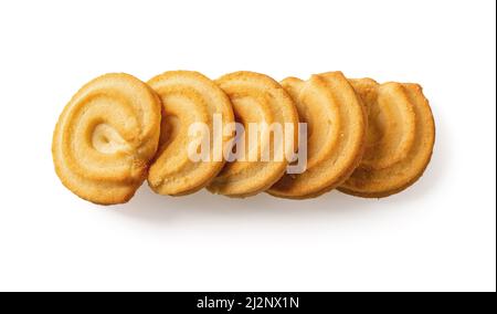 Cinque biscotti frollini di fila isolati su sfondo bianco. Gustoso burro danese сookies macro cutout. Cibo dolce. Pasticceria danese al forno. Foto Stock