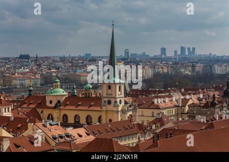 Vista sui tetti della città vecchia di Praga Foto Stock
