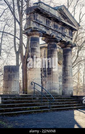 Rovine di una vecchia caserma nel parco con alberi. Foto Stock