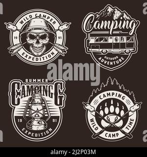 Stampe estive d'epoca in campeggio con cranio in cappello safari attraversato frecce marshmallows su bastoni di corsa camion lanterna a gas in monocromia stile isolato vec Illustrazione Vettoriale