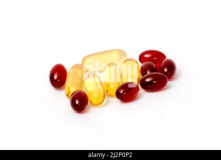 Olio di fegato di merluzzo e olio di krill, capsule di gel di omega 3 isolate su sfondo bianco Foto Stock