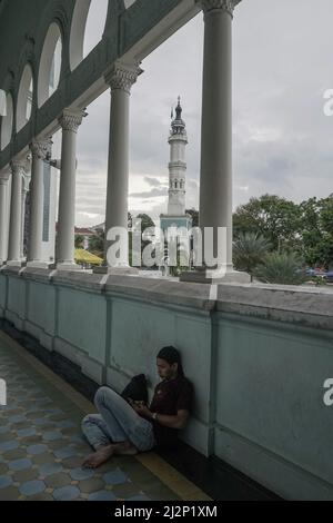 Medan, Sumatra settentrionale, Indonesia. 3rd Apr 2022. Un musulmano recitò il Corano nella moschea Medan situata sulla strada SM. Raja, Medan, Sumatra settentrionale, Indnesia il 3 aprile 2022. I musulmani in Indonesia vivono il primo giorno di digiuno del ramadan la domenica. (Credit Image: © Saddam Husein/ZUMA Press Wire) Foto Stock