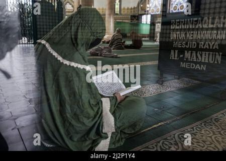 Medan, Sumatra settentrionale, Indonesia. 3rd Apr 2022. Un musulmano recitò il Corano nella moschea Medan situata sulla strada SM. Raja, Medan, Sumatra settentrionale, Indnesia il 3 aprile 2022. I musulmani in Indonesia vivono il primo giorno di digiuno del ramadan la domenica. (Credit Image: © Saddam Husein/ZUMA Press Wire) Foto Stock