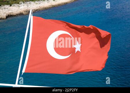 Bandiera nazionale di Turchia, Kas, Lycia, Turchia, mare mediterraneo Foto Stock