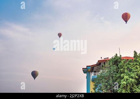 voli in mongolfiera volano sulla città Foto Stock