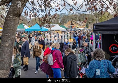 La folla visita Frome Sunday Market in una giornata di sole a Frome, Somerset, Regno Unito, il 3 aprile 2022 Foto Stock