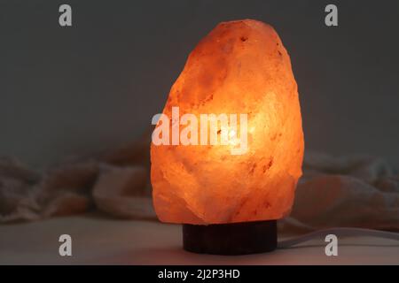 Lampada a cristalli di sale rosa Himalayan. Lampada artigianale con rari cristalli che hanno 250 milioni di anni, estratto a mano da Himalaya Foto Stock