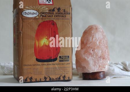 Mumbai, Maharashtra, India, marzo 16 2022: Lampada di cristallo di sale rosa Budivam originale Himalayan. Lampada artigianale con cristalli rari che sono 250 milio Foto Stock