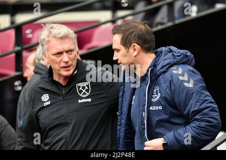 LONDRA, REGNO UNITO. APRILE 3rd il manager del West Ham United David Moyes parla con il manager di Everton Frank Lampard prima della partita della Premier League tra il West Ham United e Everton al London Stadium di Stratford domenica 3rd aprile 2022. (Credit: Ivan Yordanov | MI News) Credit: MI News & Sport /Alamy Live News Foto Stock