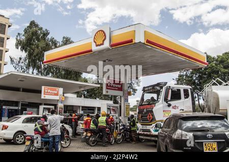 Nakuru, Kenya. 02nd Apr 2022. Gli automobilisti sono visti alimentare alla stazione di benzina Shell. Il Kenya è stato colpito da una grave carenza di petrolio con lunghe code da parte degli automobilisti in attesa di essere serviti in alcune stazioni di benzina che hanno ancora il prodotto essenziale. La regolamentazione energetica e petrolifera del Kenya (EPRA) ha attribuito la carenza a sfide logistiche senza precedenti. I prezzi globali del petrolio sono stati influenzati dalla guerra Russia-Ucraina che ha spinto il prezzo a 14 anni al massimo. (Foto di James Wakibia/SOPA Images/Sipa USA) Credit: Sipa USA/Alamy Live News Foto Stock