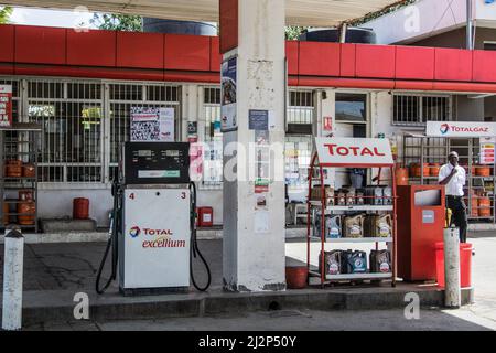 Nakuru, Kenya. 02nd Apr 2022. Vista generale di una stazione di rifornimento Total Energie che aveva esaurito il gas. Il Kenya è stato colpito da una grave carenza di petrolio con lunghe code da parte degli automobilisti in attesa di essere serviti in alcune stazioni di benzina che hanno ancora il prodotto essenziale. La regolamentazione energetica e petrolifera del Kenya (EPRA) ha attribuito la carenza a sfide logistiche senza precedenti. I prezzi globali del petrolio sono stati influenzati dalla guerra Russia-Ucraina che ha spinto il prezzo a 14 anni al massimo. (Foto di James Wakibia/SOPA Images/Sipa USA) Credit: Sipa USA/Alamy Live News Foto Stock