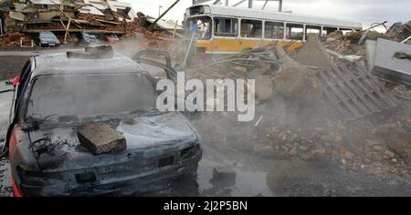 Sciopero aereo contro la popolazione civile, auto ed edifici distrutti, guerra Ucraina Foto Stock