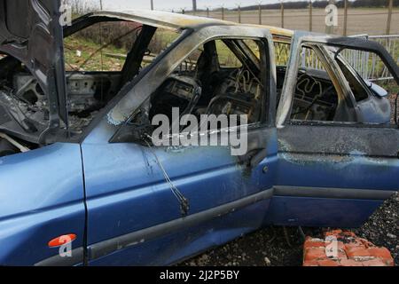 Sciopero aereo sulla popolazione civile, auto distrutta, guerra Ucraina Foto Stock