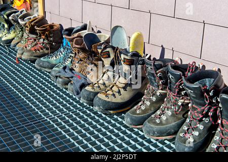 Gli scarponi da trekking si asciugano di fronte al rifugio, Konkordiahütte, Grindelwald, Alpi Bernesi, Svizzera Foto Stock