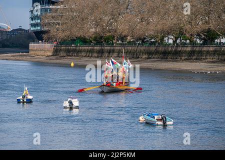 LONDRA, REGNO UNITO. 3 aprile 2022 . La Queen's Rowbarge Gloriana, in omaggio alla Regina Elisabetta II per il suo Giubileo dei Diamanti del 2012, naviga prima dell'inizio della gara di barche per uomini e donne del 167th tra l'Università di Oxford e la Cambridge University sul Tamigi a Londra Credit: amer Ghazzal/Alamy Live News Foto Stock