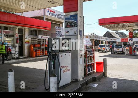 Nakuru, Kenya. 02nd Apr 2022. Vista generale di una stazione di rifornimento Total Energie che aveva esaurito il gas. Il Kenya è stato colpito da una grave carenza di petrolio con lunghe code da parte degli automobilisti in attesa di essere serviti in alcune stazioni di benzina che hanno ancora il prodotto essenziale. La regolamentazione energetica e petrolifera del Kenya (EPRA) ha attribuito la carenza a sfide logistiche senza precedenti. I prezzi globali del petrolio sono stati influenzati dalla guerra Russia-Ucraina che ha spinto il prezzo a 14 anni al massimo. (Foto di James Wakibia/SOPA Images/Sipa USA) Credit: Sipa USA/Alamy Live News Foto Stock