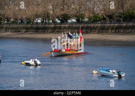 LONDRA, REGNO UNITO. 3 aprile 2022 . La Queen's Rowbarge Gloriana, in omaggio alla Regina Elisabetta II per il suo Giubileo dei Diamanti del 2012, naviga prima dell'inizio della gara di barche per uomini e donne del 167th tra l'Università di Oxford e la Cambridge University sul Tamigi a Londra Credit: amer Ghazzal/Alamy Live News Foto Stock