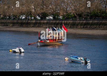 LONDRA, REGNO UNITO. 3 aprile 2022 . La Queen's Rowbarge Gloriana, in omaggio alla Regina Elisabetta II per il suo Giubileo dei Diamanti del 2012, naviga prima dell'inizio della gara di barche per uomini e donne del 167th tra l'Università di Oxford e la Cambridge University sul Tamigi a Londra Credit: amer Ghazzal/Alamy Live News Foto Stock