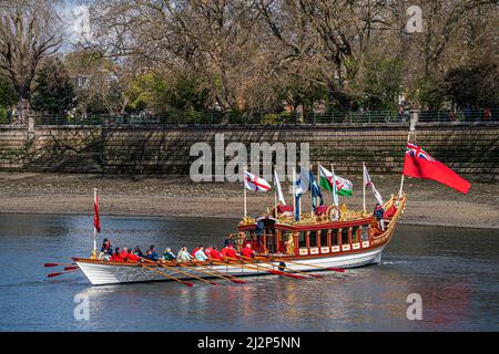 LONDRA, REGNO UNITO. 3 aprile 2022 . La Queen's Rowbarge Gloriana, in omaggio alla Regina Elisabetta II per il suo Giubileo dei Diamanti del 2012, naviga prima dell'inizio della gara di barche per uomini e donne del 167th tra l'Università di Oxford e la Cambridge University sul Tamigi a Londra Credit: amer Ghazzal/Alamy Live News Foto Stock