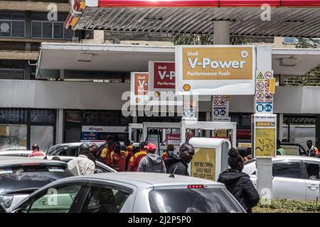 Nakuru, Kenya. 02nd Apr 2022. Vista generale della stazione di benzina Shell con gli automobilisti in attesa di carburante. Il Kenya è stato colpito da una grave carenza di petrolio con lunghe code da parte degli automobilisti in attesa di essere serviti in alcune stazioni di benzina che hanno ancora il prodotto essenziale. La regolamentazione energetica e petrolifera del Kenya (EPRA) ha attribuito la carenza a sfide logistiche senza precedenti. I prezzi globali del petrolio sono stati influenzati dalla guerra Russia-Ucraina che ha spinto il prezzo a 14 anni al massimo. (Foto di James Wakibia/SOPA Images/Sipa USA) Credit: Sipa USA/Alamy Live News Foto Stock