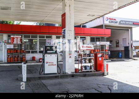 Nakuru, Kenya. 02nd Apr 2022. Vista generale di una stazione di rifornimento Total Energie che aveva esaurito il gas. Il Kenya è stato colpito da una grave carenza di petrolio con lunghe code da parte degli automobilisti in attesa di essere serviti in alcune stazioni di benzina che hanno ancora il prodotto essenziale. La regolamentazione energetica e petrolifera del Kenya (EPRA) ha attribuito la carenza a sfide logistiche senza precedenti. I prezzi globali del petrolio sono stati influenzati dalla guerra Russia-Ucraina che ha spinto il prezzo a 14 anni al massimo. Credit: SOPA Images Limited/Alamy Live News Foto Stock