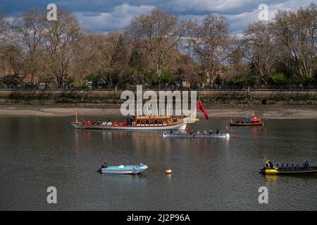 LONDRA, REGNO UNITO. 3 aprile 2022 . La Queen's Rowbarge Gloriana, in omaggio alla Regina Elisabetta II per il suo Giubileo dei Diamanti del 2012, naviga prima dell'inizio della gara di barche per uomini e donne del 167th tra l'Università di Oxford e la Cambridge University sul Tamigi a Londra Credit: amer Ghazzal/Alamy Live News Foto Stock