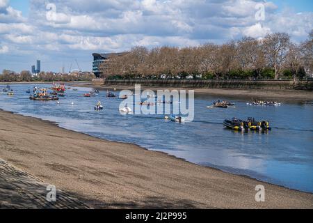 LONDRA, REGNO UNITO. 3 aprile 2022 . La Queen's Rowbarge Gloriana, in omaggio alla Regina Elisabetta II per il suo Giubileo dei Diamanti del 2012, naviga prima dell'inizio della gara di barche per uomini e donne del 167th tra l'Università di Oxford e la Cambridge University sul Tamigi a Londra Credit: amer Ghazzal/Alamy Live News Foto Stock