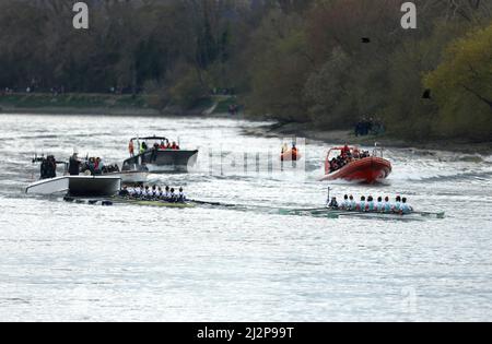 Cambridge Women's Boat Team (a destra) guida la squadra femminile di Oxford durante la Women's 76th Boat Race sul Tamigi, Londra. Data foto: Domenica 3 aprile 2022. Foto Stock